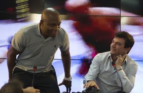 O lutador de MMA, Anderson Silva foi apresentado pelo presidente Andres Sanchez como o mais novo atleta patrocinado pelo Corinthians, após o treino desta manhã no CT Joaquim Grava, no Parque Ecológico do Tiete. O time se prepara para o jogo contra o Flamengo, quinta-feira a noite, dia 08/09, no estádio do Pacaembu, válida pela 22ª rodada do Brasileirão 2011
