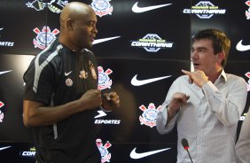 O lutador de MMA, Anderson Silva foi apresentado pelo presidente Andres Sanchez como o mais novo atleta patrocinado pelo Corinthians, após o treino desta manhã no CT Joaquim Grava, no Parque Ecológico do Tiete. O time se prepara para o jogo contra o Flamengo, quinta-feira a noite, dia 08/09, no estádio do Pacaembu, válida pela 22ª rodada do Brasileirão 2011