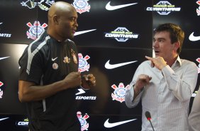 O lutador de MMA, Anderson Silva foi apresentado pelo presidente Andres Sanchez como o mais novo atleta patrocinado pelo Corinthians, aps o treino desta manh no CT Joaquim Grava, no Parque Ecolgico do Tiete. O time se prepara para o jogo contra o Flamengo, quinta-feira a noite, dia 08/09, no estdio do Pacaembu, vlida pela 22 rodada do Brasileiro 2011