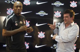 O lutador de MMA, Anderson Silva foi apresentado pelo presidente Andres Sanchez como o mais novo atleta patrocinado pelo Corinthians, após o treino desta manhã no CT Joaquim Grava, no Parque Ecológico do Tiete. O time se prepara para o jogo contra o Flamengo, quinta-feira a noite, dia 08/09, no estádio do Pacaembu, válida pela 22ª rodada do Brasileirão 2011