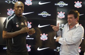 O lutador de MMA, Anderson Silva foi apresentado pelo presidente Andres Sanchez como o mais novo atleta patrocinado pelo Corinthians, aps o treino desta manh no CT Joaquim Grava, no Parque Ecolgico do Tiete. O time se prepara para o jogo contra o Flamengo, quinta-feira a noite, dia 08/09, no estdio do Pacaembu, vlida pela 22 rodada do Brasileiro 2011