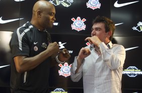 O lutador de MMA, Anderson Silva foi apresentado pelo presidente Andres Sanchez como o mais novo atleta patrocinado pelo Corinthians, após o treino desta manhã no CT Joaquim Grava, no Parque Ecológico do Tiete. O time se prepara para o jogo contra o Flamengo, quinta-feira a noite, dia 08/09, no estádio do Pacaembu, válida pela 22ª rodada do Brasileirão 2011