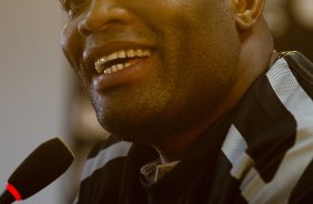 O lutador de MMA, Anderson Silva foi apresentado pelo presidente Andres Sanchez como o mais novo atleta patrocinado pelo Corinthians, após o treino desta manhã no CT Joaquim Grava, no Parque Ecológico do Tiete. O time se prepara para o jogo contra o Flamengo, quinta-feira a noite, dia 08/09, no estádio do Pacaembu, válida pela 22ª rodada do Brasileirão 2011
