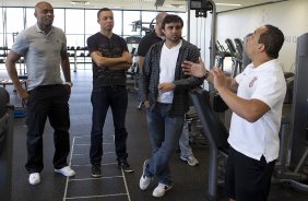 O lutador de MMA, Anderson Silva, na foto ouvindo as explicacoes do preparador físico Shih Chien Chan Junior (d), foi apresentado pelo presidente Andres Sanchez como o mais novo atleta patrocinado pelo Corinthians, após o treino desta manhã no CT Joaquim Grava, no Parque Ecológico do Tiete. O time se prepara para o jogo contra o Flamengo, quinta-feira a noite, dia 08/09, no estádio do Pacaembu, válida pela 22ª rodada do Brasileirão 2011