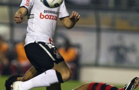 Alex e Maldonado durante a partida entre Corinthians x Flamengo, realizada esta noite no estdio do Pacaembu, vlida pela 22 rodada do Campeonato Brasileiro de 2011