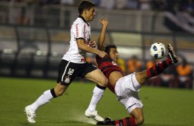 Alex e Maldonado durante a partida entre Corinthians x Flamengo, realizada esta noite no estdio do Pacaembu, vlida pela 22 rodada do Campeonato Brasileiro de 2011