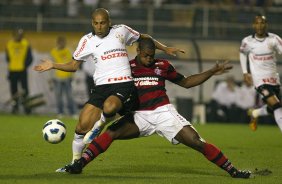 Emerson e Gustavo que fez o gol do Flamengo durante a partida entre Corinthians x Flamengo, realizada esta noite no estdio do Pacaembu, vlida pela 22 rodada do Campeonato Brasileiro de 2011