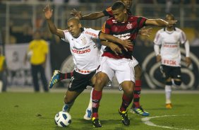 Emerson e Wellinton durante a partida entre Corinthians x Flamengo, realizada esta noite no estdio do Pacaembu, vlida pela 22 rodada do Campeonato Brasileiro de 2011