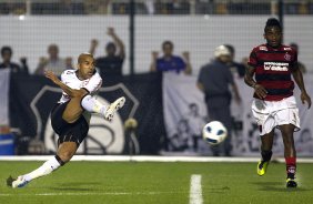Emerson e Willian durante a partida entre Corinthians x Flamengo, realizada esta noite no estdio do Pacaembu, vlida pela 22 rodada do Campeonato Brasileiro de 2011