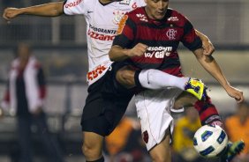 Ramon e Thiago Neves durante a partida entre Corinthians x Flamengo, realizada esta noite no estdio do Pacaembu, vlida pela 22 rodada do Campeonato Brasileiro de 2011