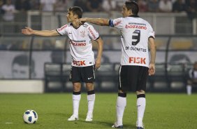 Alex e Chico durante a partida entre Corinthians x Flamengo, realizada esta noite no estdio do Pacaembu, vlida pela 22 rodada do Campeonato Brasileiro de 2011