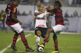 Gustavo; Emerson e Willians durante a partida entre Corinthians x Flamengo, realizada esta noite no estdio do Pacaembu, vlida pela 22 rodada do Campeonato Brasileiro de 2011