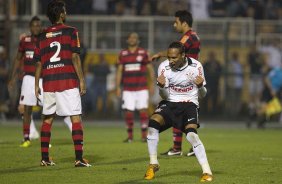 Liedson comemora seu primeiro gol durante a partida entre Corinthians x Flamengo, realizada esta noite no estdio do Pacaembu, vlida pela 22 rodada do Campeonato Brasileiro de 2011