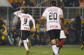 Liedson comemora seu primeiro gol durante a partida entre Corinthians x Flamengo, realizada esta noite no estdio do Pacaembu, vlida pela 22 rodada do Campeonato Brasileiro de 2011