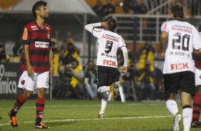 Liedson comemora seu segundo gol durante a partida entre Corinthians x Flamengo, realizada esta noite no estdio do Pacaembu, vlida pela 22 rodada do Campeonato Brasileiro de 2011