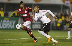 Liedson e Leonardo Moura durante a partida entre Corinthians x Flamengo, realizada esta noite no estdio do Pacaembu, vlida pela 22 rodada do Campeonato Brasileiro de 2011