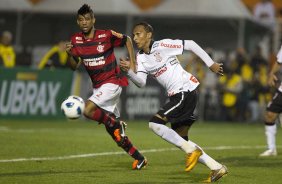 Liedson e Leonardo Moura durante a partida entre Corinthians x Flamengo, realizada esta noite no estdio do Pacaembu, vlida pela 22 rodada do Campeonato Brasileiro de 2011