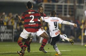 Liedson faz o segun do gol do Corinthians durante a partida entre Corinthians x Flamengo, realizada esta noite no estdio do Pacaembu, vlida pela 22 rodada do Campeonato Brasileiro de 2011