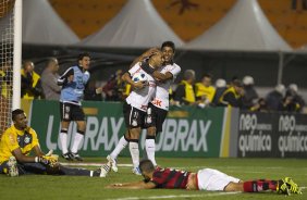 Paulinho comemora com Emerson o primeiro gol do Corinthians feito por Liedson durante a partida entre Corinthians x Flamengo, realizada esta noite no estdio do Pacaembu, vlida pela 22 rodada do Campeonato Brasileiro de 2011