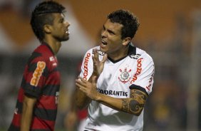 Ramon pede apoio da torcida durante a partida entre Corinthians x Flamengo, realizada esta noite no estdio do Pacaembu, vlida pela 22 rodada do Campeonato Brasileiro de 2011