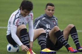 Willian e Welder durante o treino do Corinthians, esta manh no CT Joaquim Grava, no Parque Ecolgico do Tiete, que serviu como preparao para o jogo contra o Fluminense, amanh, dia 11/09, domingo a tarde, no Engenho, vlida pela 23 rodada do Brasileiro 2011