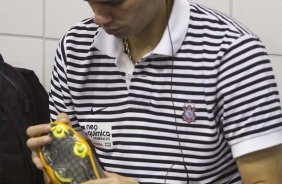 Leandro Castn nos vestirios antes da partida entre Fluminense x Corinthians, realizada esta tarde no estdio do Engenho, na cidade do Rio de Janeiro, pela 23 rodada do Campeonato Brasileiro de 2011