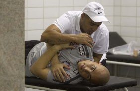 O fisioterapeuta Caio Mello com Julio Cesar nos vestiários antes da partida entre Fluminense x Corinthians, realizada esta tarde no estádio do Engenhão, na cidade do Rio de Janeiro, pela 23ª rodada do Campeonato Brasileiro de 2011