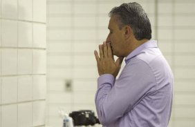 Tite rezando nos vestirios antes da partida entre Fluminense x Corinthians, realizada esta tarde no estdio do Engenho, na cidade do Rio de Janeiro, pela 23 rodada do Campeonato Brasileiro de 2011