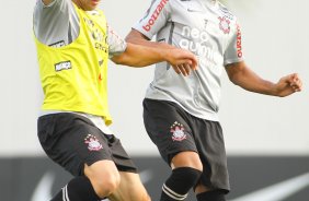 O jogadores Alessandro e Jorge Henrique durante treino do Corinthians realizado no Centro de treinamento Joaquim Grava