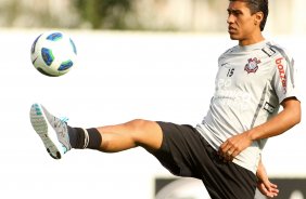 Paulinho durante treino do Corinthians realizado no Centro de treinamento Joaquim Grava