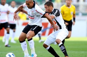 Emerson do Corinthians disputa a bola com o jogador Adriano do Santos durante partida vlida pelo Campeonato Brasileiro realizado no estdio do Pacaembu