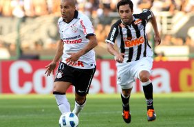 Emerson do Corinthians disputa a bola com o jogador Ibson do Santos durante partida vlida pelo Campeonato Brasileiro realizado no estdio do Pacaembu