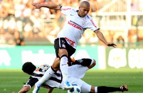 Emerson do Corinthians disputa a bola com o jogador Ibson do Santos durante partida vlida pelo Campeonato Brasileiro realizado no estdio do Pacaembu