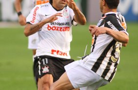 Emerson do Corinthians disputa a bola com o jogador Leo do Santos durante partida vlida pelo Campeonato Brasileiro realizado no estdio do Pacaembu