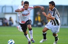 Paulinho do Corinthians disputa a bola com o jogador Henrique do Santos durante partida vlida pelo Campeonato Brasileiro realizado no estdio do Pacaembu