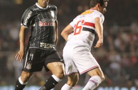Juan do So Paulo disputa a bola com o jogador Emerson do Corinthians durante partida vlida pelo Campeonato Brasileiro realizado no estdio do Morumbi