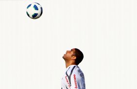 Adriano durante treino do Corinthians realizado no Centro de treinamento Joaquim Grava