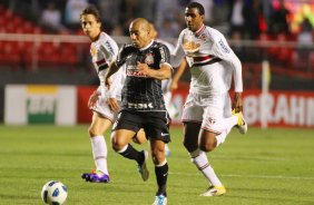 Joo Felipe do So Paulo disputa a bola com o jogador Emerson do Corinthians durante partida vlida pelo Campeonato Brasileiro realizado no estdio do Morumbi