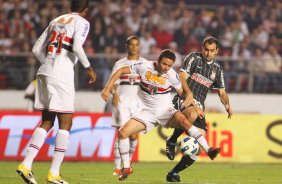 Juan do So Paulo disputa a bola com o jogador Danilo do Corinthians durante partida vlida pelo Campeonato Brasileiro realizado no estdio do Morumbi