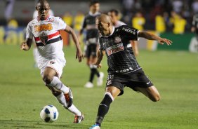 Walington do So Paulo disputa a bola com o jogador Emerson do Corinthians durante partida vlida pelo Campeonato Brasileiro realizado no estdio do Morumbi