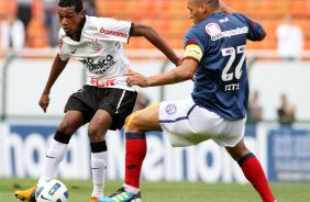 Edenilson do Corinthians disputa a bola com o jogador Titi do Bahia durante vlida pelo Campeonato Brasileiro realizado no estdio do Pacaembu