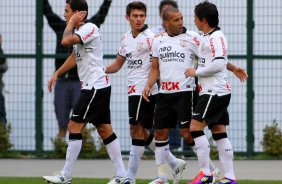 Emerson do Corinthians comeora apor marca gol contra a equipe do Bahia durante vlida pelo Campeonato Brasileiro realizado no estdio do Pacaembu