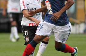 Emerson do Corinthians disputa a bola com o jogador Paulo Miranda do Bahia durante vlida pelo Campeonato Brasileiro realizado no estdio do Pacaembu