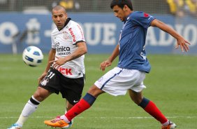 Emerson do Corinthians disputa a bola com o jogador Zezinho do Bahia durante partida vlida pelo Campeonato Brasileiro realizado no estdio do Pacaembu