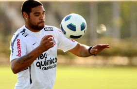 Adriano durante treino do Corinthians realizado no Centro de treinamento Joaquim Grava
