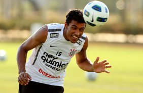 Paulinho durante treino do Corinthians realizado no Centro de treinamento Joaquim Grava