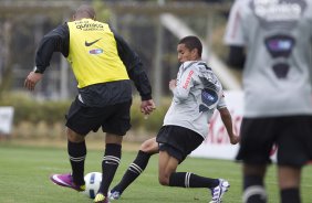 Adriano faz seu segundo gol em cima do zagueiro Marquinhos durante o treino desta manh no CT Joaquim Grava, no Parque Ecolgico do Tiete, o prximo jogo ser contra o Atltico-GO, domingo, dia 09/10, no Pacaembu, vlida pela 28 rodada do Brasileiro 2011
