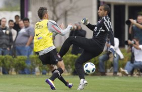 Danilo Fernanes faz penalti em Wesley durante o treino desta manh no CT Joaquim Grava, no Parque Ecolgico do Tiete, o prximo jogo ser contra o Atltico-GO, domingo, dia 09/10, no Pacaembu, vlida pela 28 rodada do Brasileiro 2011