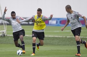 Edenilson(e); Wesley e Andr Vinicius durante o treino desta manh no CT Joaquim Grava, no Parque Ecolgico do Tiete, o prximo jogo ser contra o Atltico-GO, domingo, dia 09/10, no Pacaembu, vlida pela 28 rodada do Brasileiro 2011
