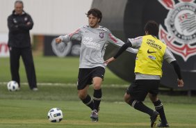 Giovani e Moradei, de costas, durante o treino desta manh no CT Joaquim Grava, no Parque Ecolgico do Tiete, o prximo jogo ser contra o Atltico-GO, domingo, dia 09/10, no Pacaembu, vlida pela 28 rodada do Brasileiro 2011